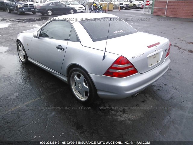 WDBKK47F2YF165690 - 2000 MERCEDES-BENZ SLK 230 KOMPRESSOR SILVER photo 3