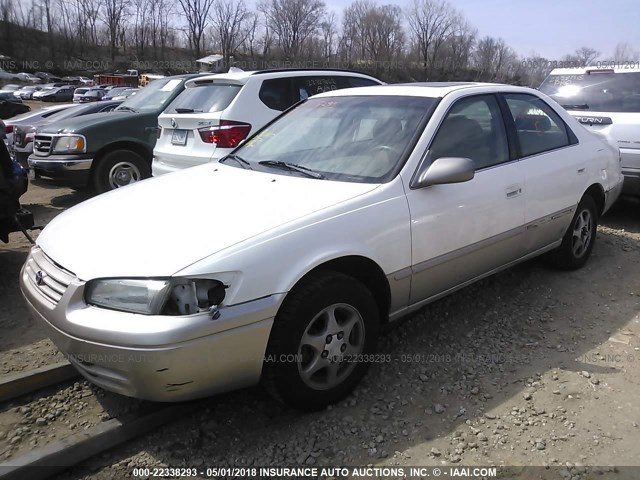 JT2BG22K3X0337893 - 1999 TOYOTA CAMRY LE/XLE WHITE photo 2