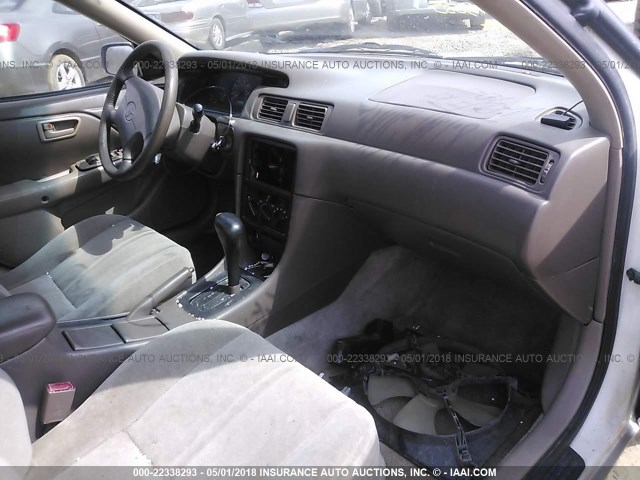 JT2BG22K3X0337893 - 1999 TOYOTA CAMRY LE/XLE WHITE photo 5