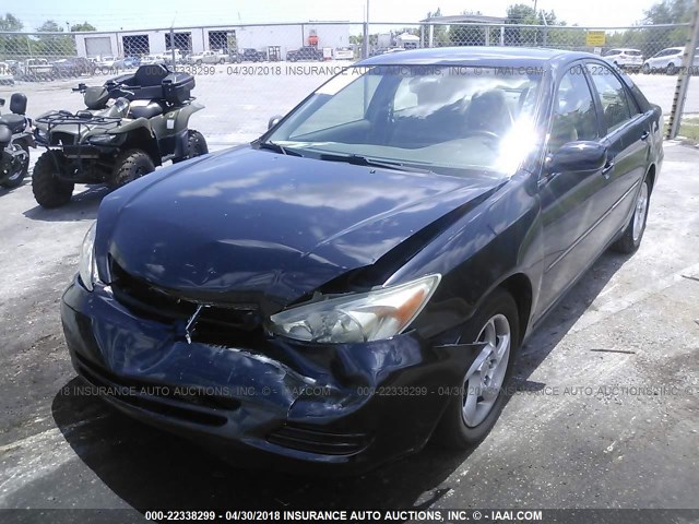 4T1BE32KX2U081039 - 2002 TOYOTA CAMRY LE/XLE/SE BLACK photo 2