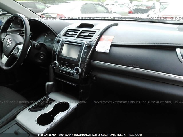 4T1BF1FK4CU148716 - 2012 TOYOTA CAMRY SE/LE/XLE SILVER photo 5