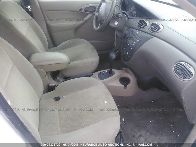 1FAFP36311W361931 - 2001 FORD FOCUS SE/SE COMFORT WHITE photo 5