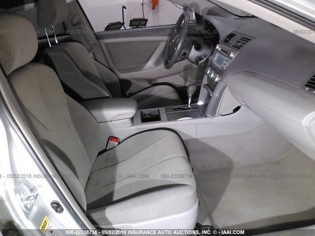 4T4BE46K49R071817 - 2009 TOYOTA CAMRY SE/LE/XLE SILVER photo 5