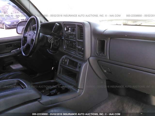 2GTEK13TX51162015 - 2005 GMC NEW SIERRA K1500 GRAY photo 5