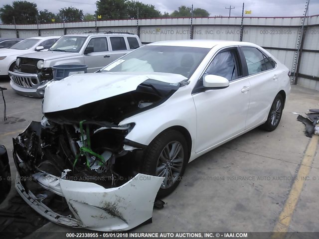 4T1BF1FK7FU056679 - 2015 TOYOTA CAMRY LE/XLE/SE/XSE WHITE photo 2