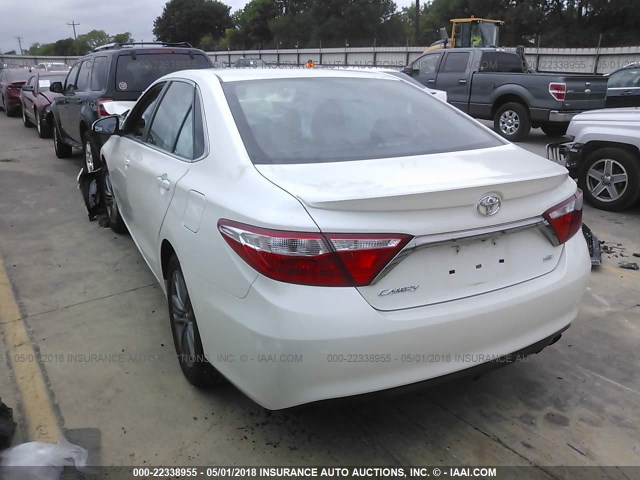 4T1BF1FK7FU056679 - 2015 TOYOTA CAMRY LE/XLE/SE/XSE WHITE photo 3