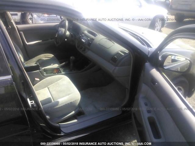 4T1BF32K72U523918 - 2002 TOYOTA CAMRY LE/XLE/SE შავი ფოტო 5