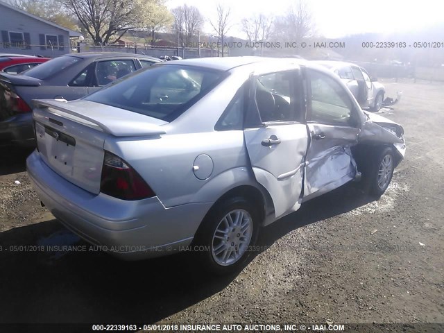 1FAHP34N47W231826 - 2007 FORD FOCUS ZX4/S/SE/SES SILVER photo 4