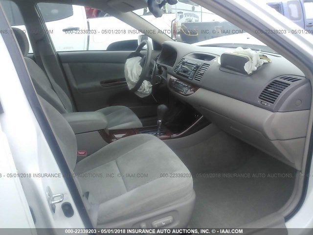 4T1BF32K04U073130 - 2004 TOYOTA CAMRY LE/XLE/SE თეთრი ფოტო 5