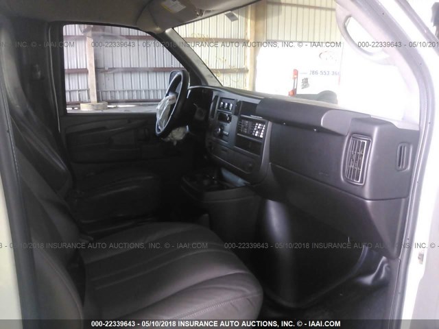 1GCSGAFX9B1126420 - 2011 CHEVROLET EXPRESS G1500  WHITE photo 5