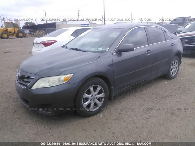 4T4BF3EK2AR087026 - 2010 TOYOTA CAMRY SE/LE/XLE GRAY photo 2