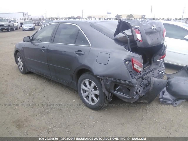 4T4BF3EK2AR087026 - 2010 TOYOTA CAMRY SE/LE/XLE GRAY photo 3