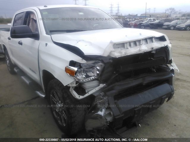 5TFEM5F14EX072812 - 2014 TOYOTA TUNDRA CREWMAX SR5 WHITE photo 6