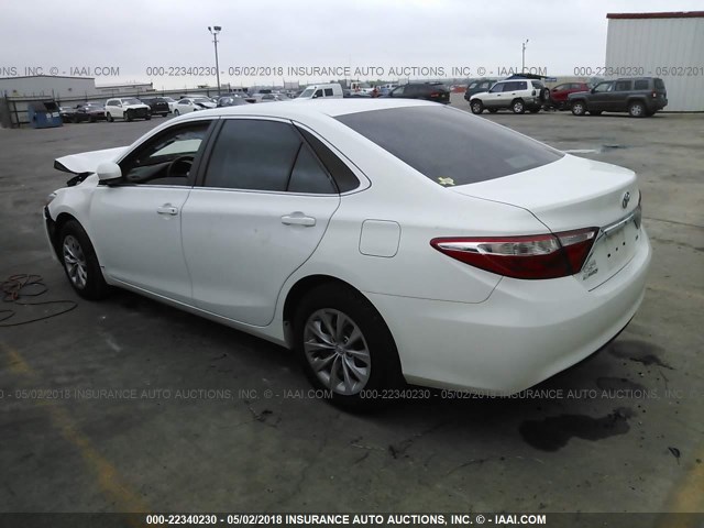 4T4BF1FK2FR509211 - 2015 TOYOTA CAMRY LE/XLE/SE/XSE WHITE photo 3