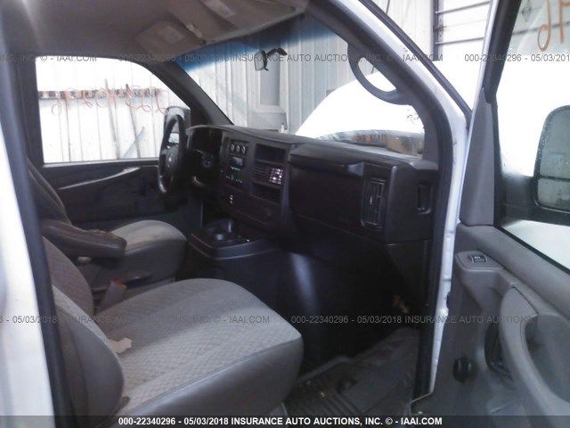 1GCGG29CX81161786 - 2008 CHEVROLET EXPRESS G2500  WHITE photo 5