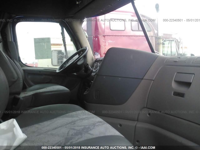 3AKJGLD56GSHA9320 - 2016 FREIGHTLINER CASCADIA 125  BLUE photo 5