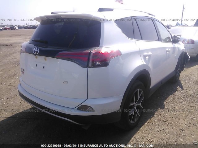 JTMNFREV5HJ111839 - 2017 TOYOTA RAV4 SE თეთრი ფოტო 4