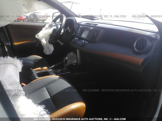 JTMNFREV5HJ111839 - 2017 TOYOTA RAV4 SE თეთრი ფოტო 5