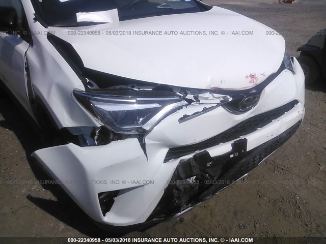 JTMNFREV5HJ111839 - 2017 TOYOTA RAV4 SE თეთრი ფოტო 6