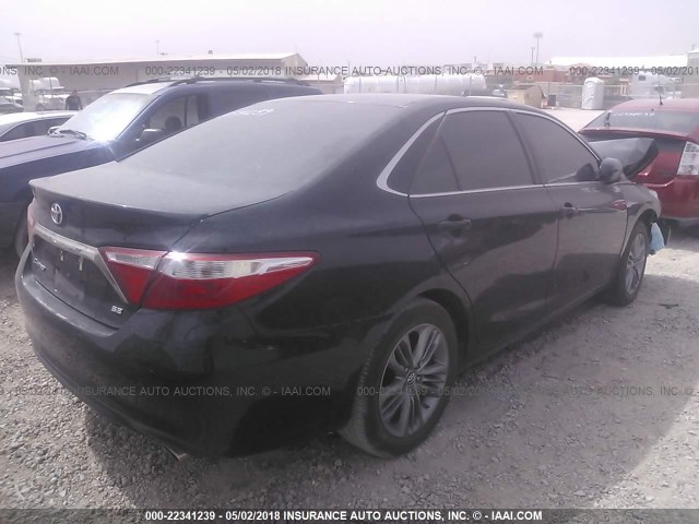 4T1BF1FK8HU664942 - 2017 TOYOTA CAMRY LE/XLE/SE/XSE BLACK photo 4
