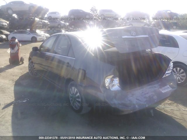 JTDBE32KX20114326 - 2002 TOYOTA CAMRY LE/XLE/SE ნაცრისფერი ფოტო 3