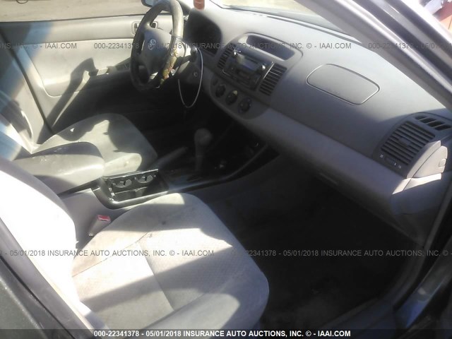 JTDBE32KX20114326 - 2002 TOYOTA CAMRY LE/XLE/SE ნაცრისფერი ფოტო 5