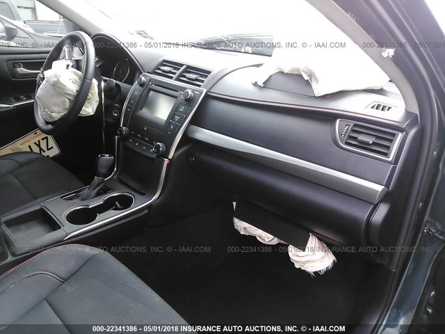 4T1BF1FK9GU138317 - 2016 TOYOTA CAMRY LE/XLE/SE/XSE GRAY photo 5