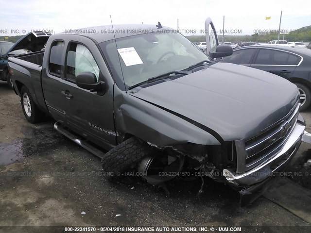 1GCRKSE3XBZ454688 - 2011 CHEVROLET SILVERADO K1500 LT GRAY photo 1