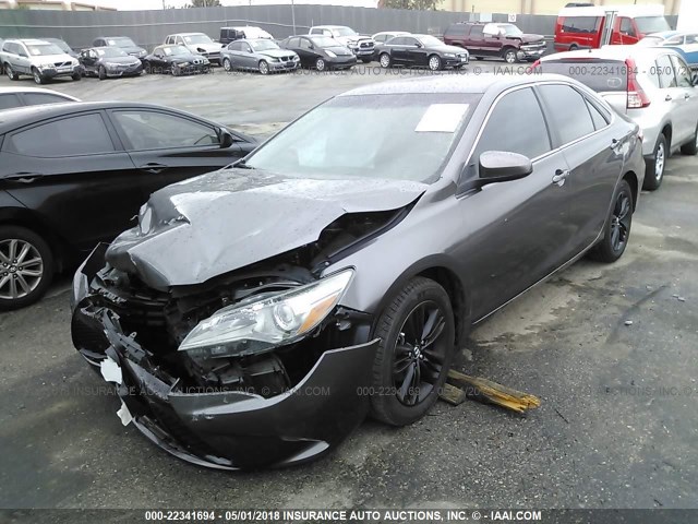 4T1BF1FK5FU040271 - 2015 TOYOTA CAMRY LE/XLE/SE/XSE 灰色 照片 2