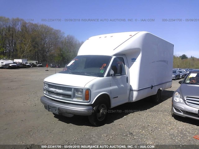 1GBJG31R521100434 - 2002 CHEVROLET EXPRESS G3500  WHITE photo 2