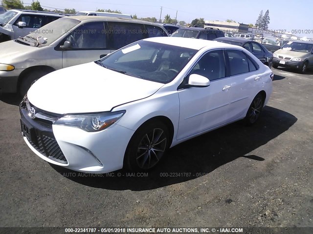 4T1BF1FK2FU051227 - 2015 TOYOTA CAMRY LE/XLE/SE/XSE WHITE photo 2