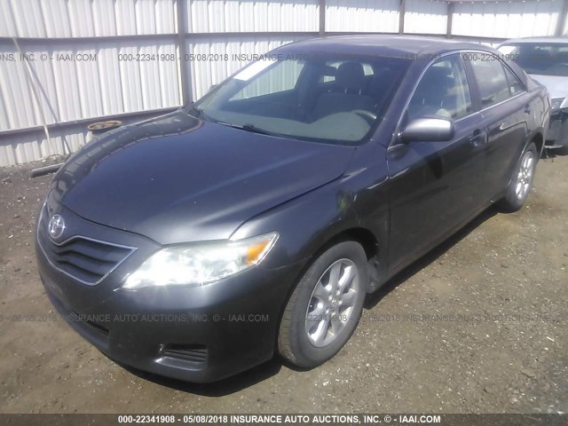 4T4BF3EKXBR173721 - 2011 TOYOTA CAMRY SE/LE/XLE GRAY photo 2