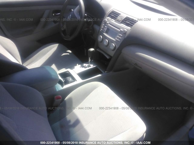 4T4BF3EKXBR173721 - 2011 TOYOTA CAMRY SE/LE/XLE GRAY photo 5