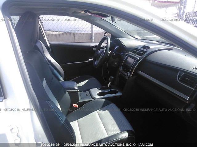 4T1BF1FK8CU503712 - 2012 TOYOTA CAMRY SE/LE/XLE 白色 照片 5