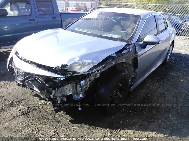 4T1B11HK1JU061641 - 2018 TOYOTA CAMRY L/LE/XLE/SE/XSE SILVER photo 2