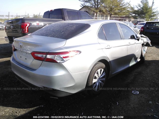 4T1B11HK1JU061641 - 2018 TOYOTA CAMRY L/LE/XLE/SE/XSE SILVER photo 4