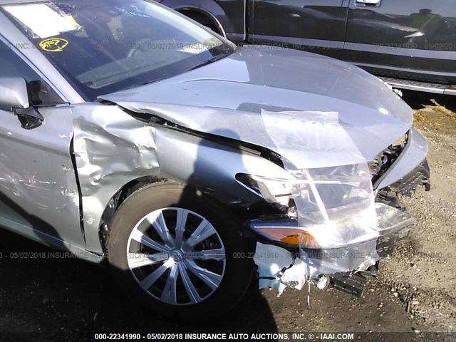 4T1B11HK1JU061641 - 2018 TOYOTA CAMRY L/LE/XLE/SE/XSE SILVER photo 6