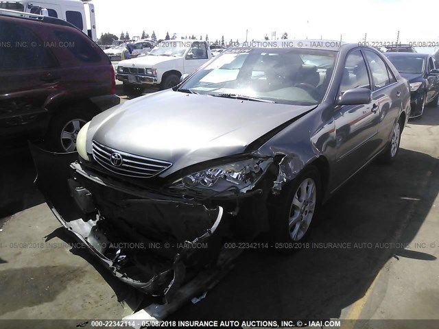 4T1BF30K26U631128 - 2006 TOYOTA CAMRY LE/XLE/SE ნაცრისფერი ფოტო 2