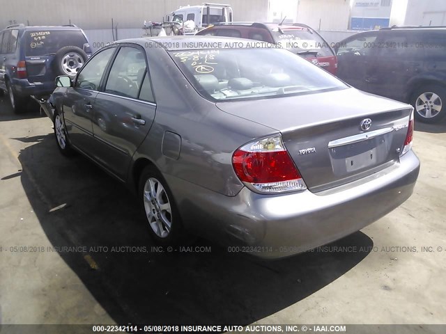 4T1BF30K26U631128 - 2006 TOYOTA CAMRY LE/XLE/SE ნაცრისფერი ფოტო 3