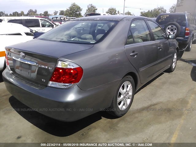 4T1BF30K26U631128 - 2006 TOYOTA CAMRY LE/XLE/SE ნაცრისფერი ფოტო 4