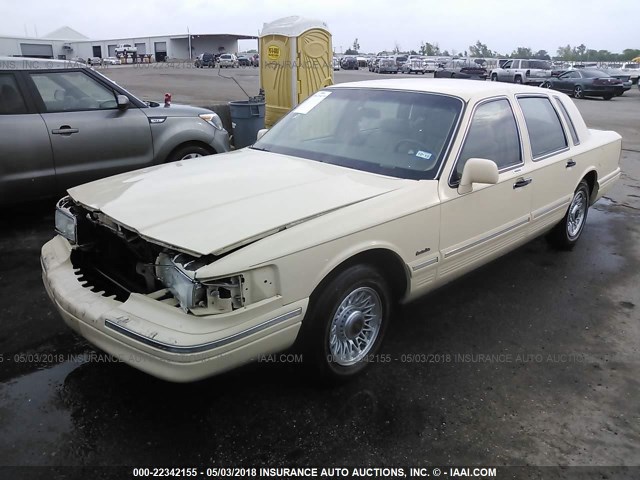 1LNLM81W3VY618811 - 1997 LINCOLN TOWN CAR EXECUTIVE CREAM photo 2