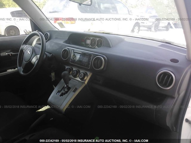 JTLKE50E881010420 - 2008 TOYOTA SCION XB WHITE photo 5