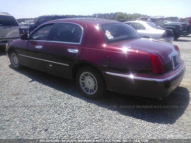 1LNFM83W4WY655913 - 1998 LINCOLN TOWN CAR CARTIER MAROON photo 3