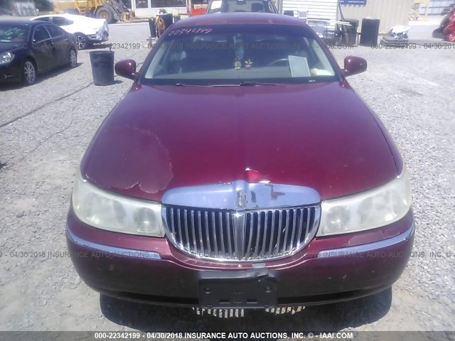 1LNFM83W4WY655913 - 1998 LINCOLN TOWN CAR CARTIER MAROON photo 6