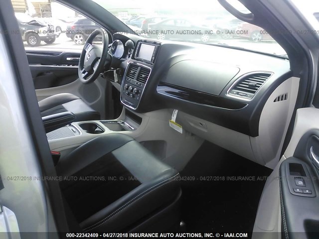 2C4RDGCG7HR786510 - 2017 DODGE GRAND CARAVAN SXT SILVER photo 5