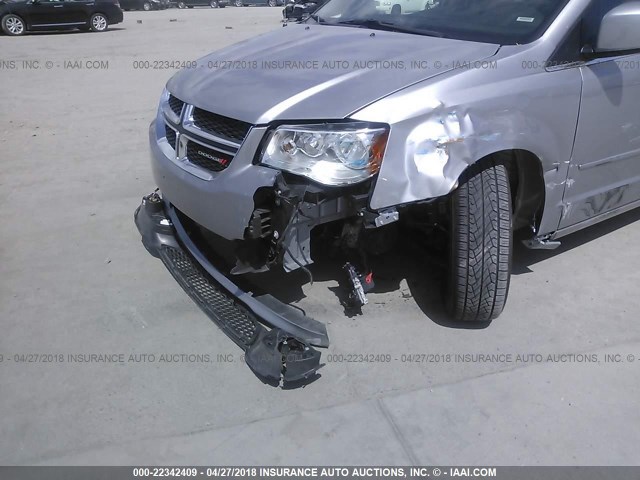 2C4RDGCG7HR786510 - 2017 DODGE GRAND CARAVAN SXT SILVER photo 6