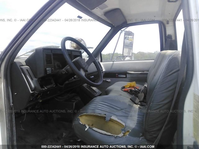 1GBK7H1D6XJ100827 - 1999 CHEVROLET C-SERIES C7H042 WHITE photo 5