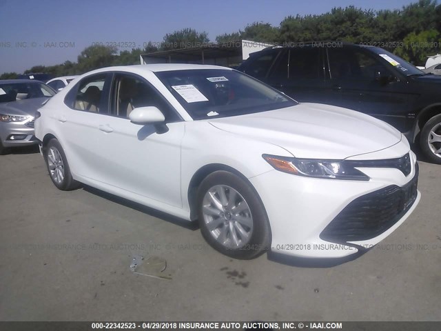 4T1B11HK7JU092912 - 2018 TOYOTA CAMRY L/LE/XLE/SE/XSE WHITE photo 1