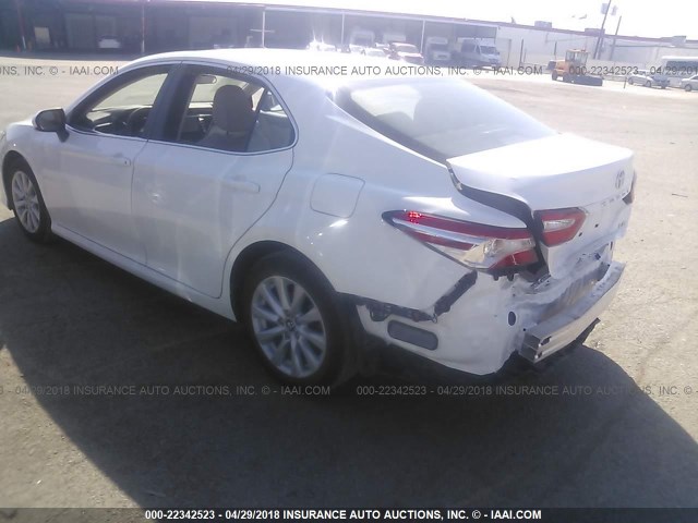 4T1B11HK7JU092912 - 2018 TOYOTA CAMRY L/LE/XLE/SE/XSE WHITE photo 3