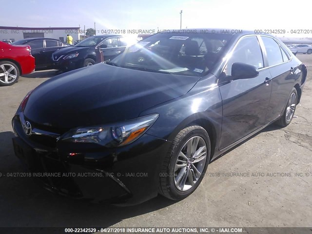 4T1BF1FK7HU676774 - 2017 TOYOTA CAMRY LE/XLE/SE/XSE BLACK photo 2